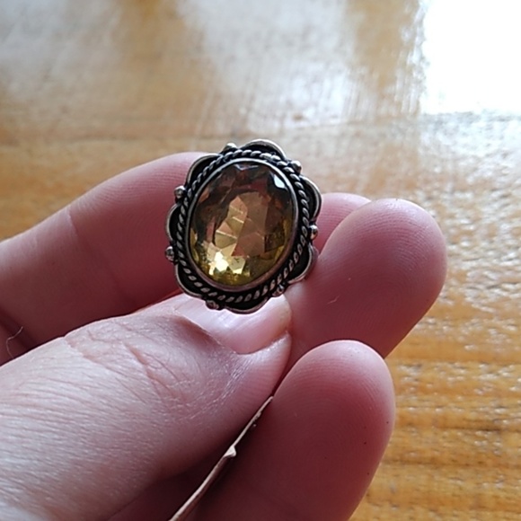 Yellow citrine colored ring in silvertone setting - Picture 4 of 4